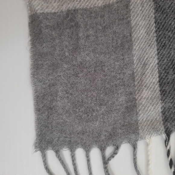🇮🇹 L' Accessorio Italiano Made in Italy Gray Plaid Winter Scarf - Picture 9 of 10